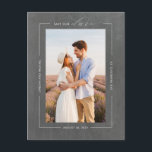 Minimale moderne schoolbord Bewaar de datumfoto Aankondigingskaart<br><div class="desc">Elegante eenvoudige en romantische save the date foto briefkaarten</div>