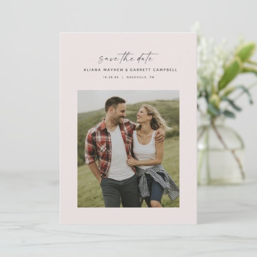 Minimale moderne script: wazig roze foto save the date (Staand voorkant)