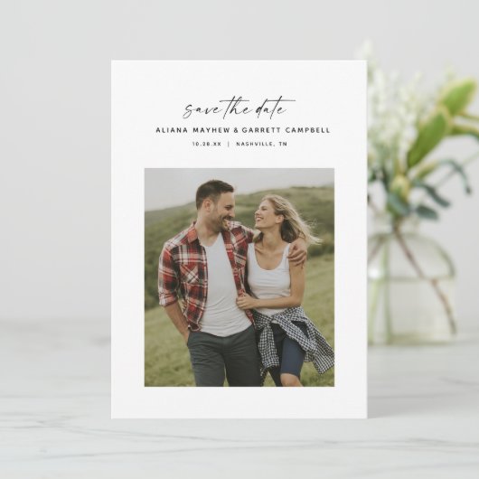 Minimale moderne script zwart-witfoto save the date (Staand voorkant)