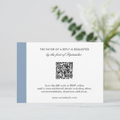Minimale moderne smaakblauw QR-code bruiloft RSVP Kaartje (Staand voorkant)