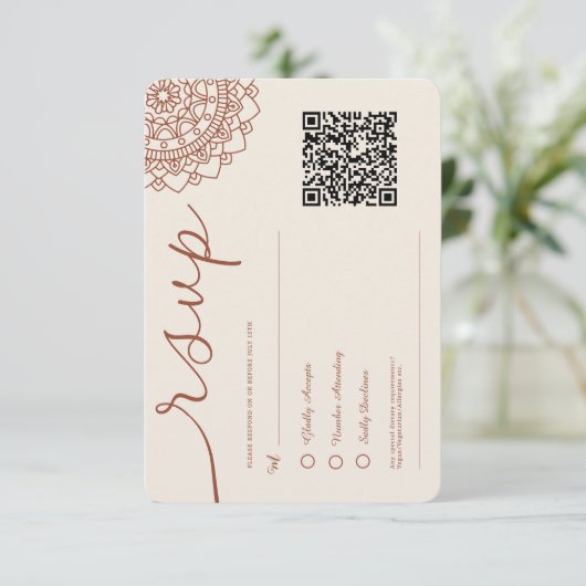 Minimale moderne terracotta boho mandala QR-code RSVP Kaartje (Staand voorkant)