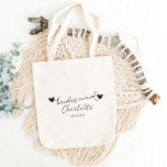 Minimale moderne Typografie Weddenschap Bridesmaid Tote Bag<br><div class="desc">Ben je op zoek naar een schattig bruidsmeisje cadeau? Bekijk deze minimale moderne Typografie Weddenschap Bridesmaid Gift. Het heeft elegant kalligrafiemanuscript met de naam van uw bruidsmeisje en de trouwdatum op het.</div>