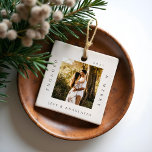 Minimale moderne Verloving voor foto's & grove fot Keramisch Ornament<br><div class="desc">Minimale en moderne foto-nament voor het bewaren van foto's om je eerste kerstfeest te herdenken. Het ontwerp kenmerkt een eenvoudig minimaal ontwerp met een vierkant fotoontwerp om uw speciale foto van het verloving te tonen. "Engaged & Merry", de naam van jaar en paar, die in een eenvoudig modern ontwerp rond...</div>