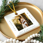 Minimale moderne Verloving voor foto's & grove fot Keramisch Ornament<br><div class="desc">Minimale en moderne foto-nament voor het bewaren van foto's om je eerste kerstfeest te herdenken. Het ontwerp kenmerkt een eenvoudig minimaal ontwerp met een vierkant fotoontwerp om uw speciale foto van het verloving te tonen. "Engaged & Merry", de naam van jaar en paar, die in een eenvoudig modern ontwerp rond...</div>