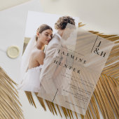 Minimale moderne zwart-wit monogram bruiloft vellum uitnodigingen