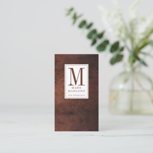 Minimale monogram donkerbruine lederen textuur visitekaartje (Staand voorkant)