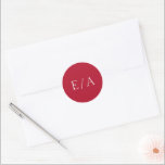 Minimale monogram Elegant Modern Red Wedding Ronde Sticker<br><div class="desc">Moderne sticker voor een rode bruiloft met een minimaal design met uw monogram in een klassiek serif lettertype. Dit eenvoudige ontwerp is geweldig voor een traditionele of formele huwelijksuitnodiging. Gebruik deze stickers als envelopzegels of voor uw trouwgunsten.</div>