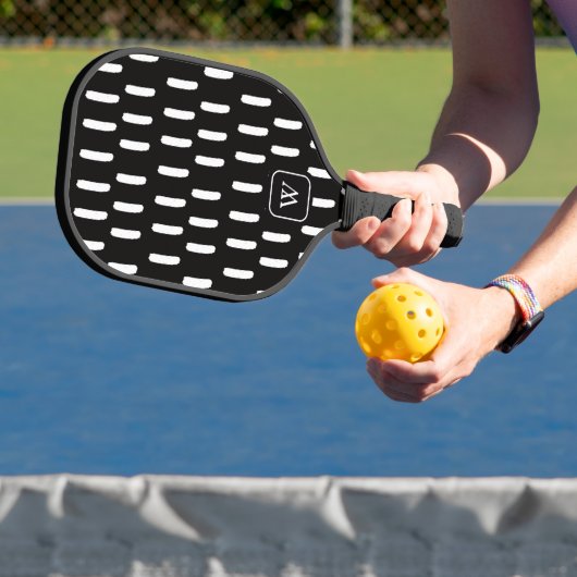 Minimale Monogram Initiaal met Zwarte Witte Kwasts Pickleball Paddle (Insitu)