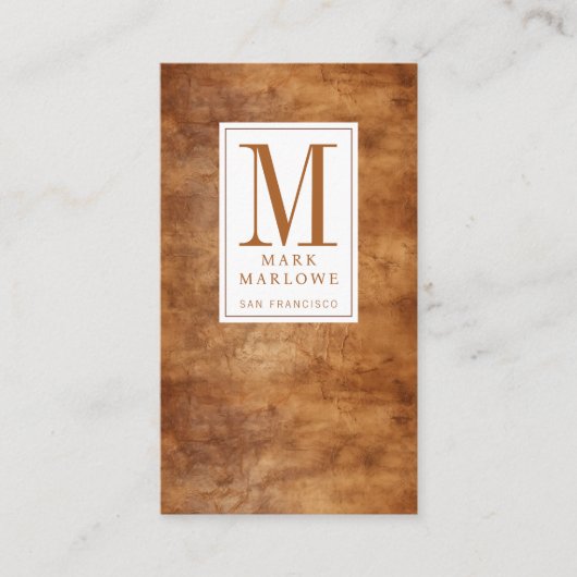 Minimale monogram karamelbruine lederen textuur visitekaartje (Voorkant)
