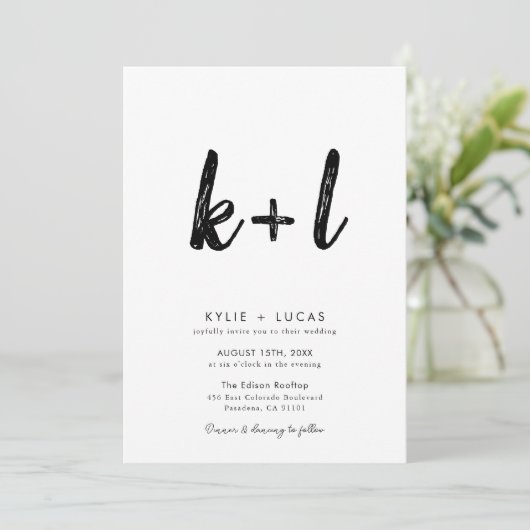 Minimale Monogram Zwart-wit QR Code Bruiloft Kaart (Staand voorkant)