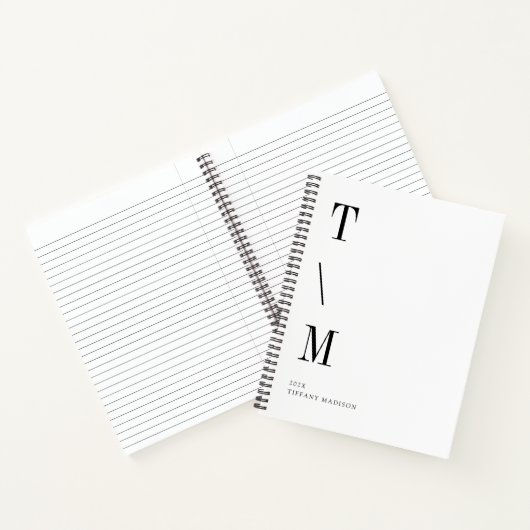 Minimale Monogram Zwarte en Witte Aangepaste Naam Notitieboek (Binnen)