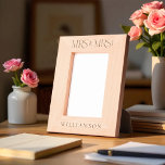 Minimale Mrs & Mrs Passen getrouwd huwelijkscadeau Gegraveerde Lijstjes<br><div class="desc">Vier de vereniging van twee harten met onze Minimal Mrs & Mrs Passen getrouwd Wedding Gift Keepsake Etched Lijst. Dit elegant vormgegeven lijst, met de gestroomlijnde typografie "MRS & MRS", legt de essentie van de hedendaagse romance vast. Personaliseer het met de achternaam van het paar en het jaar van hun...</div>