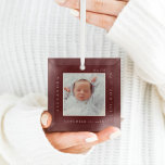 Minimale naam van Baby en geboorte Foto Rood Keepo Glas Ornament<br><div class="desc">Minimale en moderne, eenvoudige foto- en geboortestats voor baby, het ornament van de foto's. Het ontwerp kenmerkt een eenvoudig minimaal ontwerp met een vierkant fotoontwerp om uw speciale foto van de baby te tonen. De Naam, datum, tijd en geboortestaat van de Baby worden getoond in een eenvoudig modern ontwerp rond...</div>