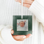 Minimale naam van Baby en geboorte — Fototoetsenbo Glas Ornament<br><div class="desc">Minimale en moderne, eenvoudige foto- en geboortestats voor baby, het ornament van de foto's. Het ontwerp kenmerkt een eenvoudig minimaal ontwerp met een vierkant fotoontwerp om uw speciale foto van de baby te tonen. De Naam, datum, tijd en geboortestaat van de Baby worden getoond in een eenvoudig modern ontwerp rond...</div>