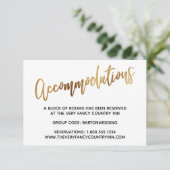 Minimale Nabootsing Gouden Typografie Trouwaccommo Informatiekaartje (Staand voorkant)