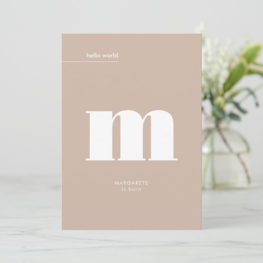 Minimale Neutrale Beige Monogram Foto Baby Aankondiging (Staand voorkant)