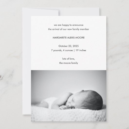 Minimale Neutrale Beige Monogram Foto Baby Aankondiging (Achterkant)