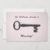 Minimale nieuwe thuisadres oude sleutel op roze aankondiging (Voorkant)