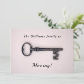 Minimale nieuwe thuisadres oude sleutel op roze aankondiging (Staand voorkant)