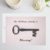 Minimale nieuwe thuisadres oude sleutel op roze aankondiging