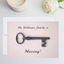 Minimale nieuwe thuisadres oude sleutel op roze