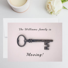 Minimale nieuwe thuisadres oude sleutel op roze aankondiging