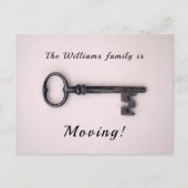 Minimale nieuwe thuisadres oude sleutel op roze briefkaart (Voorkant)