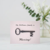 Minimale nieuwe thuisadres oude sleutel op roze briefkaart (Staand voorkant)