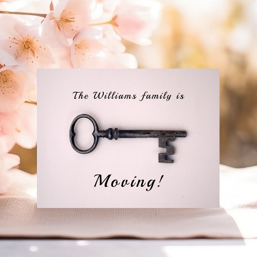 Minimale nieuwe thuisadres oude sleutel op roze briefkaart