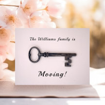 Minimale nieuwe thuisadres oude sleutel op roze