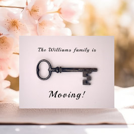 Minimale nieuwe thuisadres oude sleutel op roze briefkaart