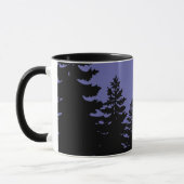 Minimale paarse zwarte dennenboomsilhouet     mok (Links)