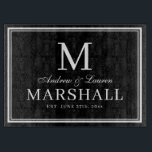 Minimale paren Namen Typografie Weddenschap Gift Snijplank<br><div class="desc">Moderne,  gepersonaliseerde zwarte en witte snijboard met de paren voornamen in een kalligrafiekmanuscript,  familiemonogram,  volledige familienaam,  en trouwdatum beschikbaar in klantgerichte sjablonen. Een schattig land barbecue het cadeau om een zomers bruiloft te vieren.</div>