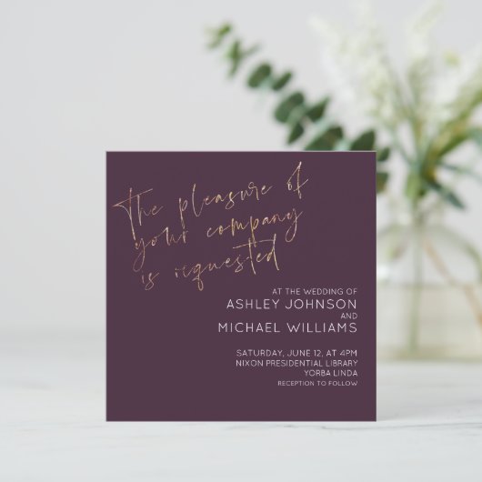 Minimale Plum Gold Script Fotobruiloft Kaart (Staand voorkant)