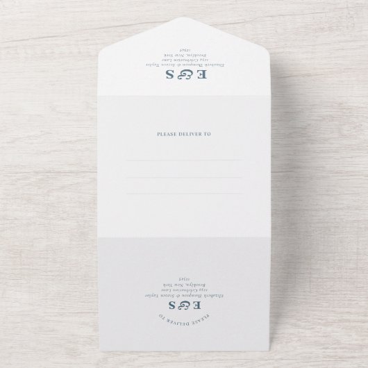 Minimale prep Chic Dusty Blue Monogram Weddenschap All In One Uitnodiging (Buitenkant)