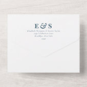 Minimale prep Chic Dusty Blue Monogram Weddenschap All In One Uitnodiging (Achterkant)