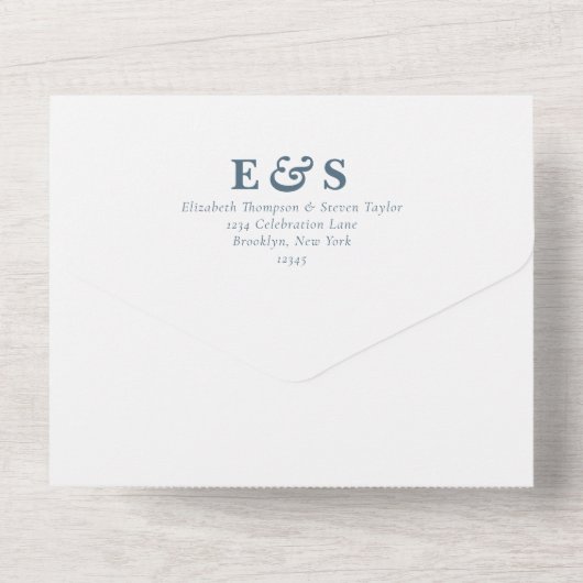 Minimale prep Chic Dusty Blue Monogram Weddenschap All In One Uitnodiging (Achterkant)