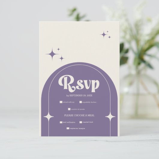 Minimale Retro Arch Paarse Bruiloft RSVP Kaartje (Staand voorkant)