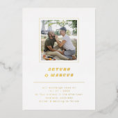 Minimale retro Font White & Gold Photo Wedding Folie Uitnodiging (Voorkant)