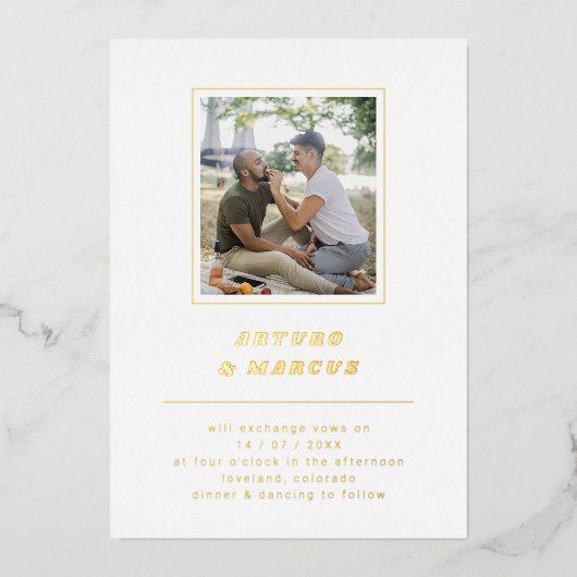 Minimale retro Font White & Gold Photo Wedding Folie Uitnodiging (Voorkant)