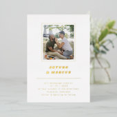 Minimale retro Font White & Gold Photo Wedding Folie Uitnodiging (Staand Voorkant)