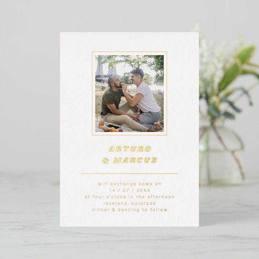 Minimale retro Font White & Gold Photo Wedding Folie Uitnodiging (Staand Voorkant)