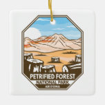Minimale retro van het nationaal park Petrified Fo Keramisch Ornament<br><div class="desc">Verzakt ontwerp van vectorillustraties van het bos. Het park bevindt zich in het noordoosten van Arizona en heeft grote afzettingen van hout dat aan versnijding onderhevig is.</div>