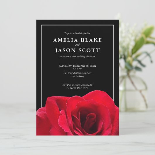 Minimale Rode Roos op uitnodiging voor een zwarte  (Staand voorkant)