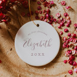 Minimale Roos Baby's eerste kerstfoto Keramisch Ornament<br><div class="desc">Dit minimale roos baby's eerste kerstpasgeboren fotokeramisch ornament is de perfecte kerstboomversiering. Het ontwerp kenmerkt klassieke zwarte roze en witte die typografie met een robuuste maar elegante manuscriptdoopvont met hand wordt verbonden letterlijke stijl. In dit keepaardse ornament staat "mijn eerste Kerstmis". Pas de voorkant aan met de naam van je...</div>