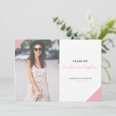 Minimale roze kalligrafie Afstudeerder Fotoaankond Aankondiging (Staand voorkant)