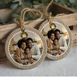 Minimale rustieke boerderijburlap gepersonaliseerd keramisch ornament<br><div class="desc">Omarm de charme van rustieke elegantie met onze minimale faux burlap getextureerd ornament. Dit prachtig ontworpen ornament heeft een realistisch lijst van de jute-textuur en voegt een vleugje warmte en eenvoud toe aan uw vakantiedecor. Personaliseer dit ornament met een foto aan de voor- en achterkant, samen met een naam die...</div>