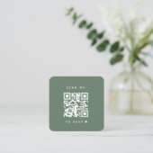 Minimale Sage Green Arch Photo Qr-code RSVP Chic Informatiekaartje (Staand voorkant)