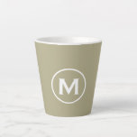 Minimale Sage Green Classic Monogram Latte Mok<br><div class="desc">Een eenvoudig aangepast monogrammed ontwerp in moderne,  minimalistische stijl met klassieke bloktypografie in een groenvormig en wit kleurenpalet; een eenvoudig,  schoon professioneel ontwerp dat eenvoudig kan worden bijgewerkt met uw monogram initiaal.</div>