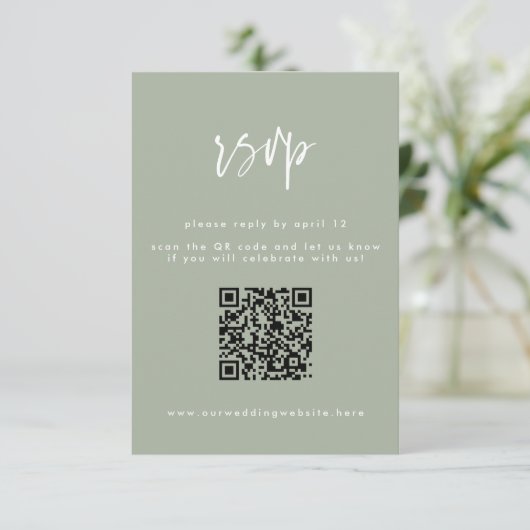 Minimale Sage Green Script Wedding QR Code RSVP Kaartje (Staand voorkant)